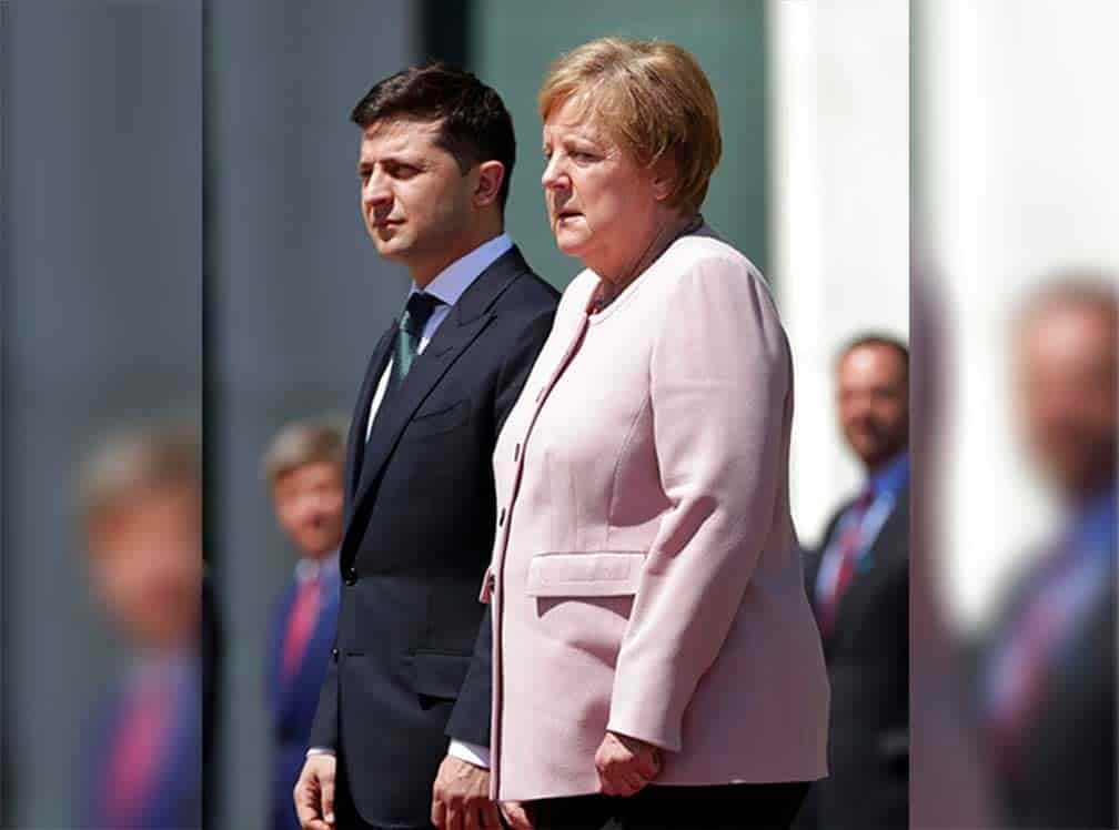 Video: Merkel tiembla descontroladamente durante ceremonia