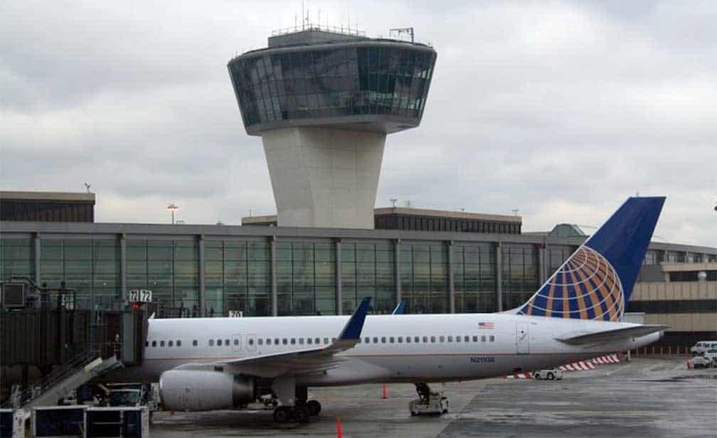 Sorprenden a pasajero que intentó viajar en avión con granadas de humo