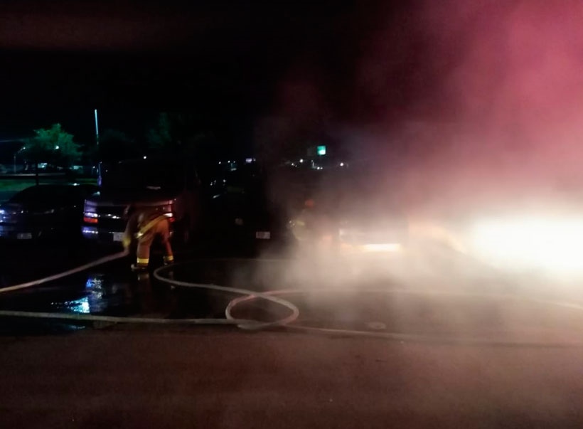 Se incendia vehículo tras bomba molotov lanzada en Constitución