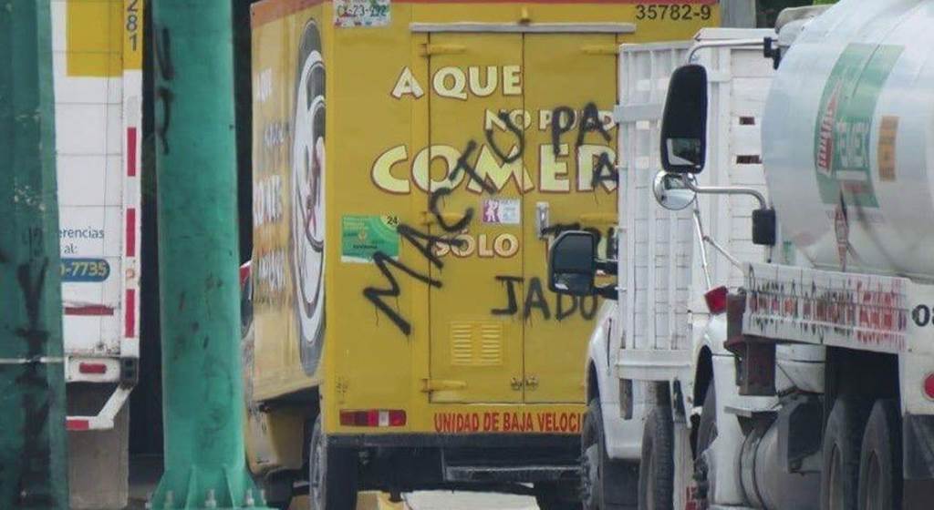 Normalistas retienen camiones en Chiapas; exigen pagos a docentes
