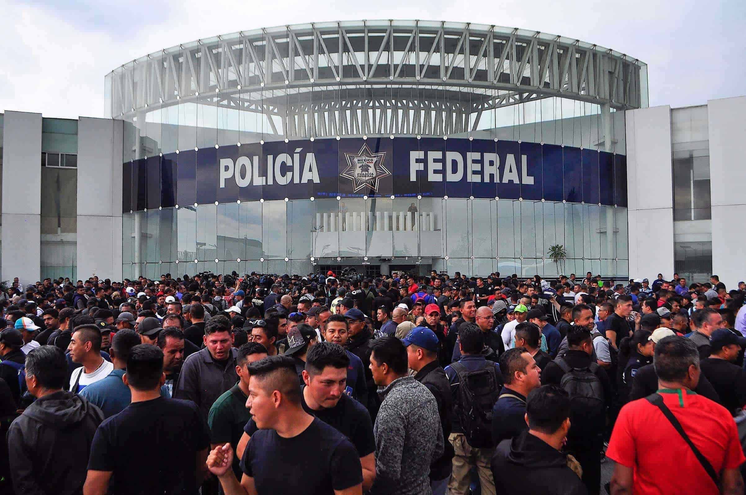 Culpan a Calderón por mega protesta de Policía Federal