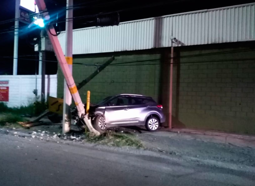 Camioneta choca contra poste al sur de Monterrey