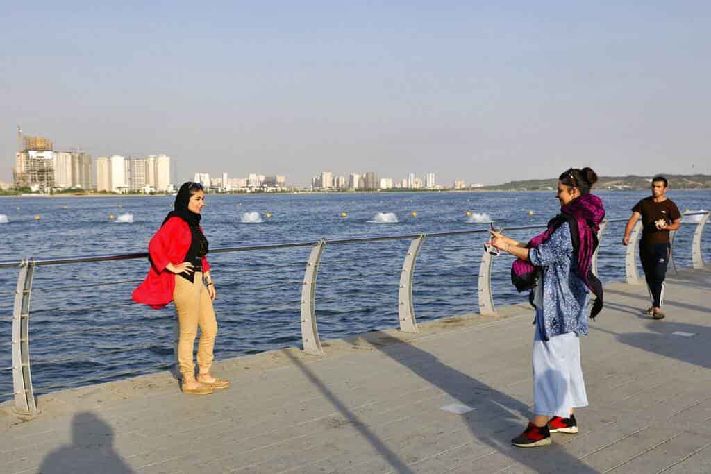 Mujeres dejan de usar hiyab y desafían al gobierno de Irán