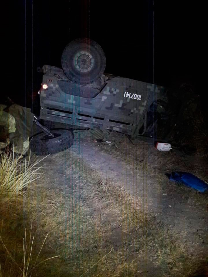 Vuelcan militares y muere uno en Montemorelos