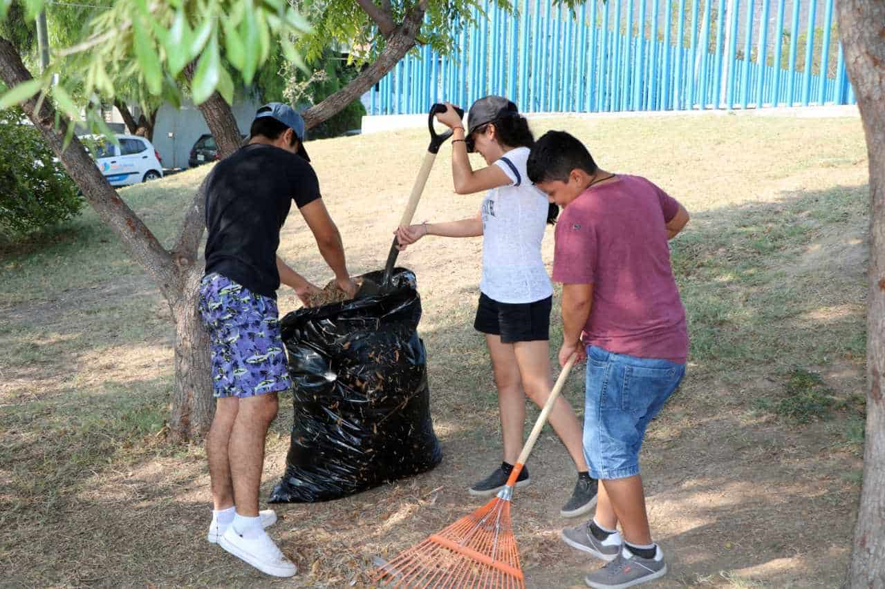 Ciudadanos 'sacan la escoba', limpian espacios públicos en Santa Catarina