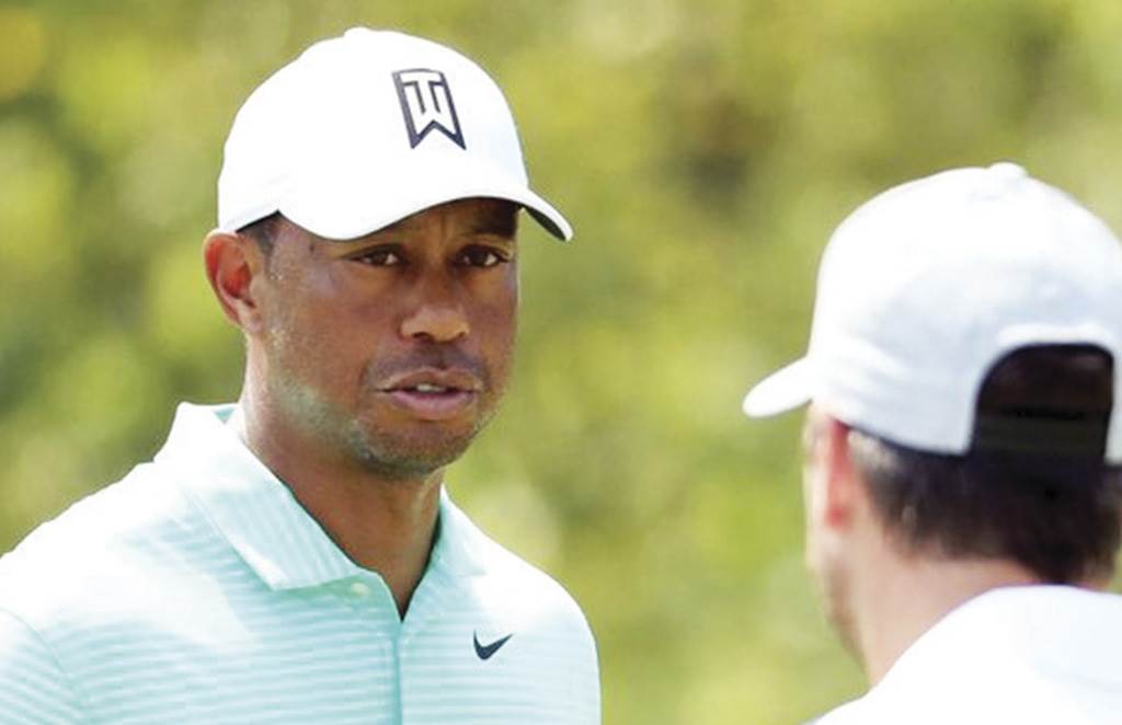 Tiger Woods entrena con dolor