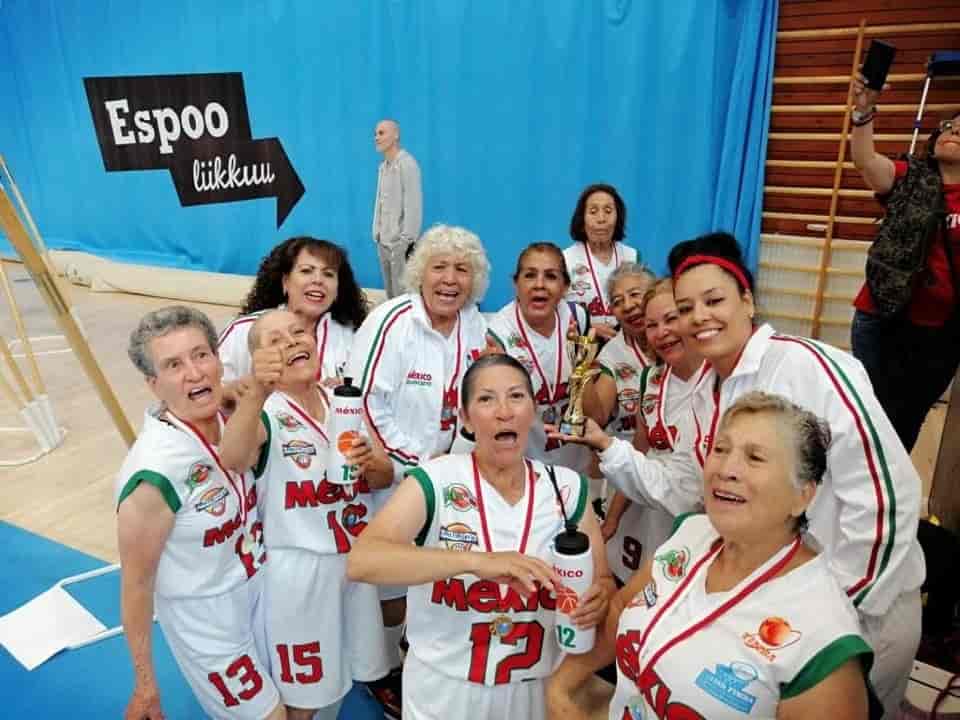 Abuelitas mexicanas se coronan en el Mundial de Básquet en Finlandia