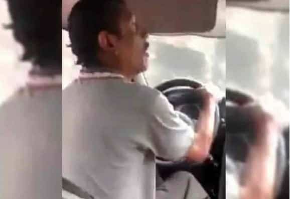 'No soy banco para traer cambio', taxista insulta y amenaza a pasajera