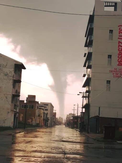 Sorprende enorme tromba marina a habitantes de Coatzacoalcos, Veracruz