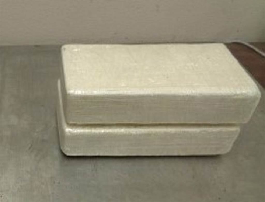 Atrapan a sujeto que llevaba dos kilos de cocaína en pastel