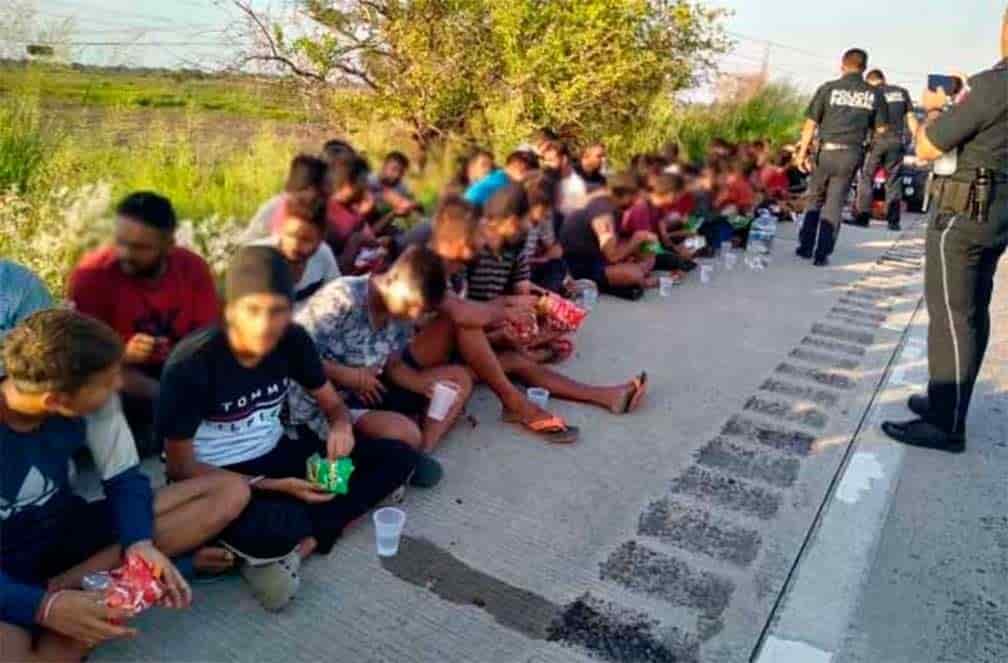 Abandonan a 65 migrantes de la India encerrados en un remolque en Coatzacoalcos