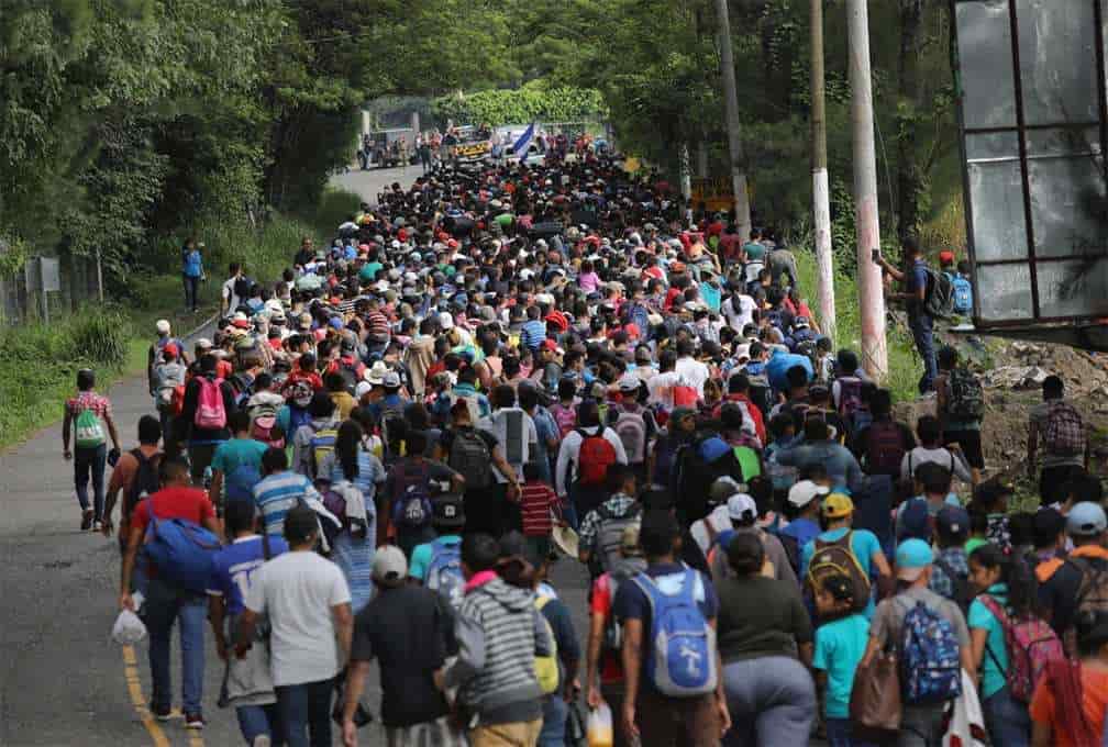 Traslada México a migrantes a frontera sur.