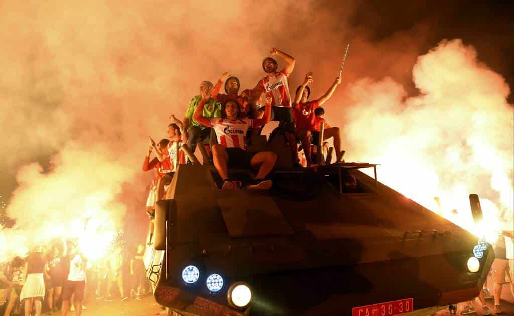 Serbia celebra clasificación de su equipo a la Champions League