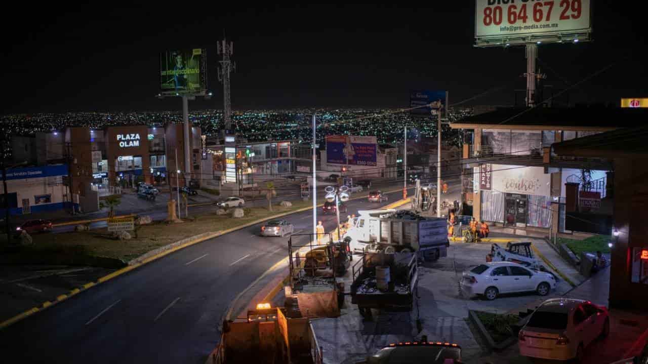 Reparan carpeta asfáltica de baches en la avenida Leones en Cumbres 4º sector