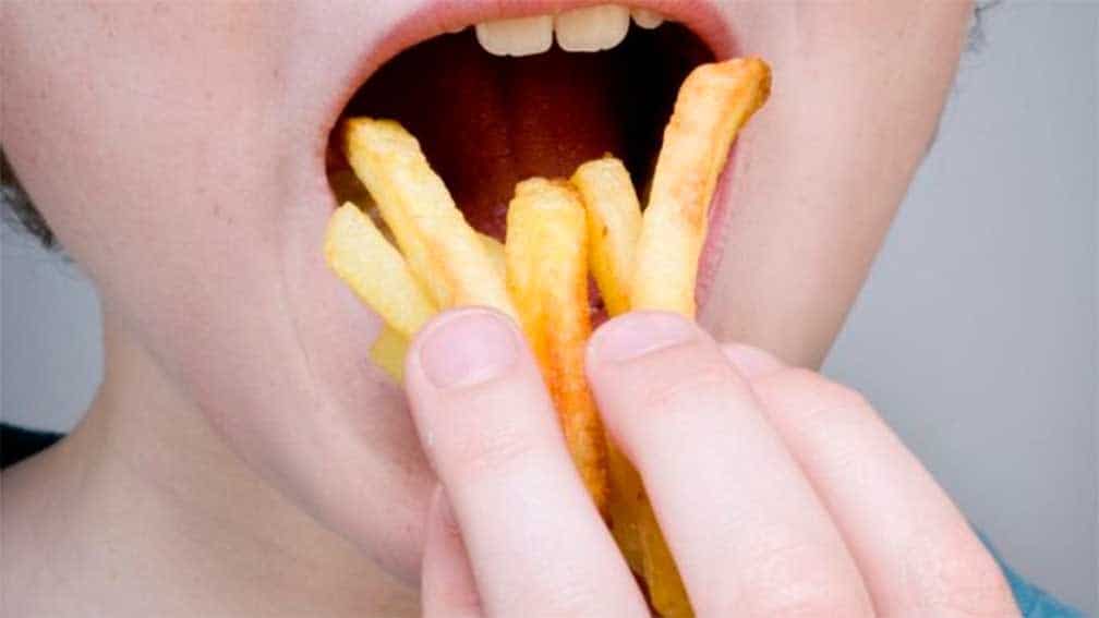Joven de 17 años sufre ceguera por comer únicamente papas fritas