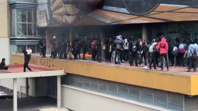 Vandalizan Rectoría de la UNAM durante marcha contra violencia porril