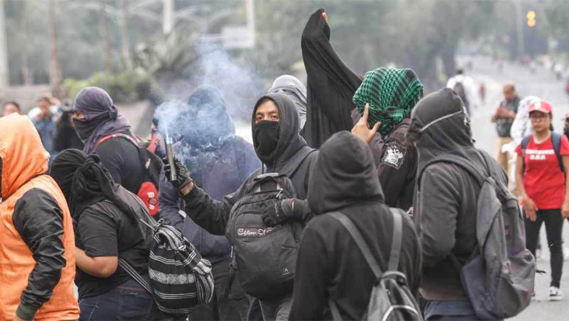 Se retiran jóvenes encapuchados que vandalizaron Rectoría de la UNAM