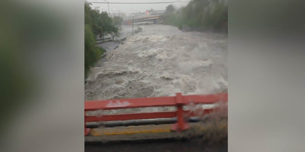Se desborda Arroyo Topo Chico; realizan cierres viales en San Nicolás
