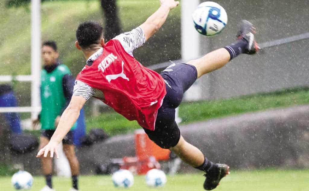 Ni la lluvia detiene a Tigres y Rayados