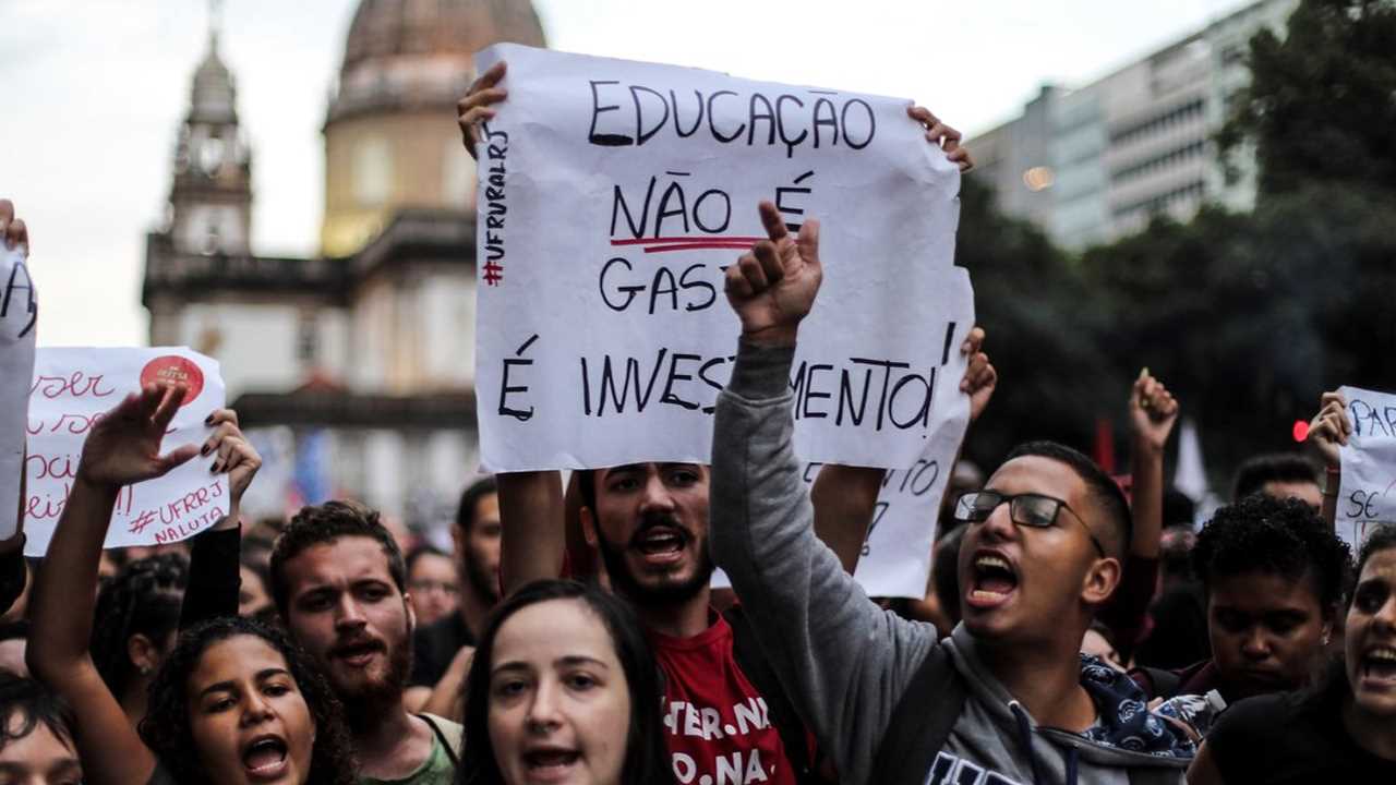 Protestan estudiantes brasileños contra gobierno de Bolsonaro