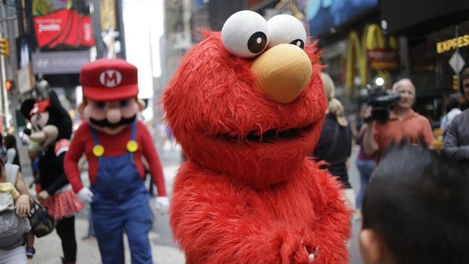 Hombre disfrazado de Elmo en Times Square manoseó a joven