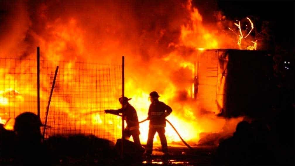 Arde depósito de llantas clandestino en Tultitlán