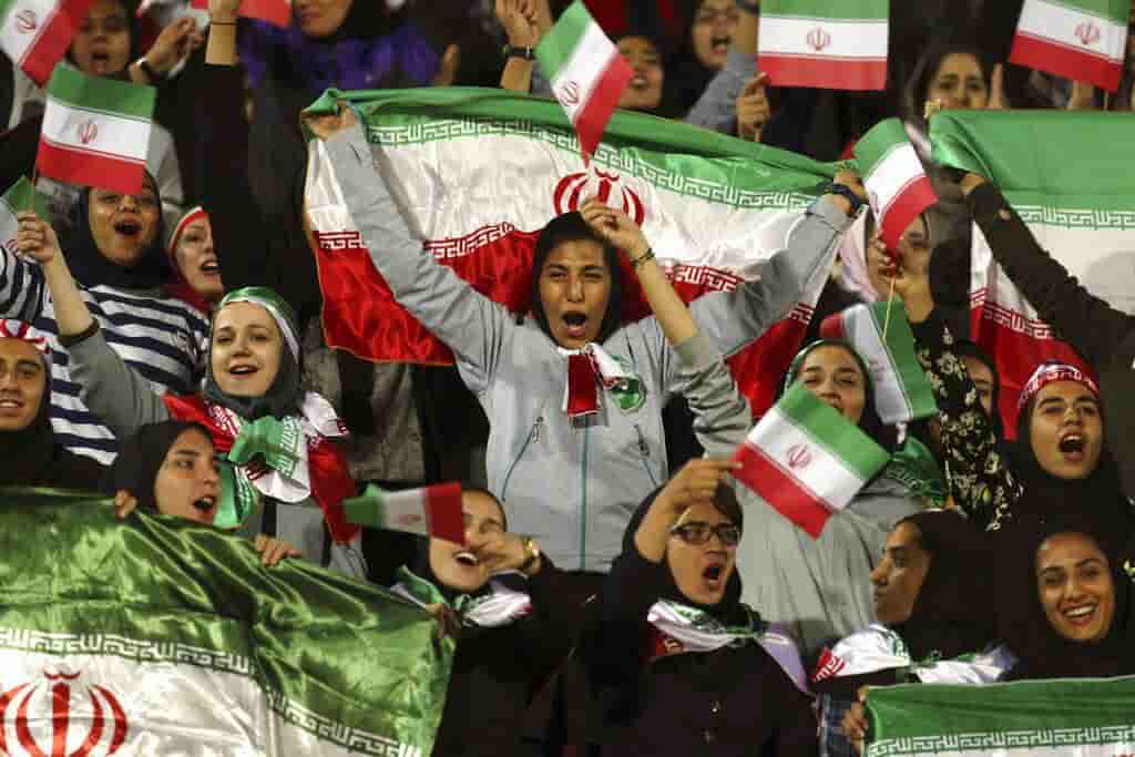 Aficionada al fútbol en Irán se prende fuego por temor a ser condenada