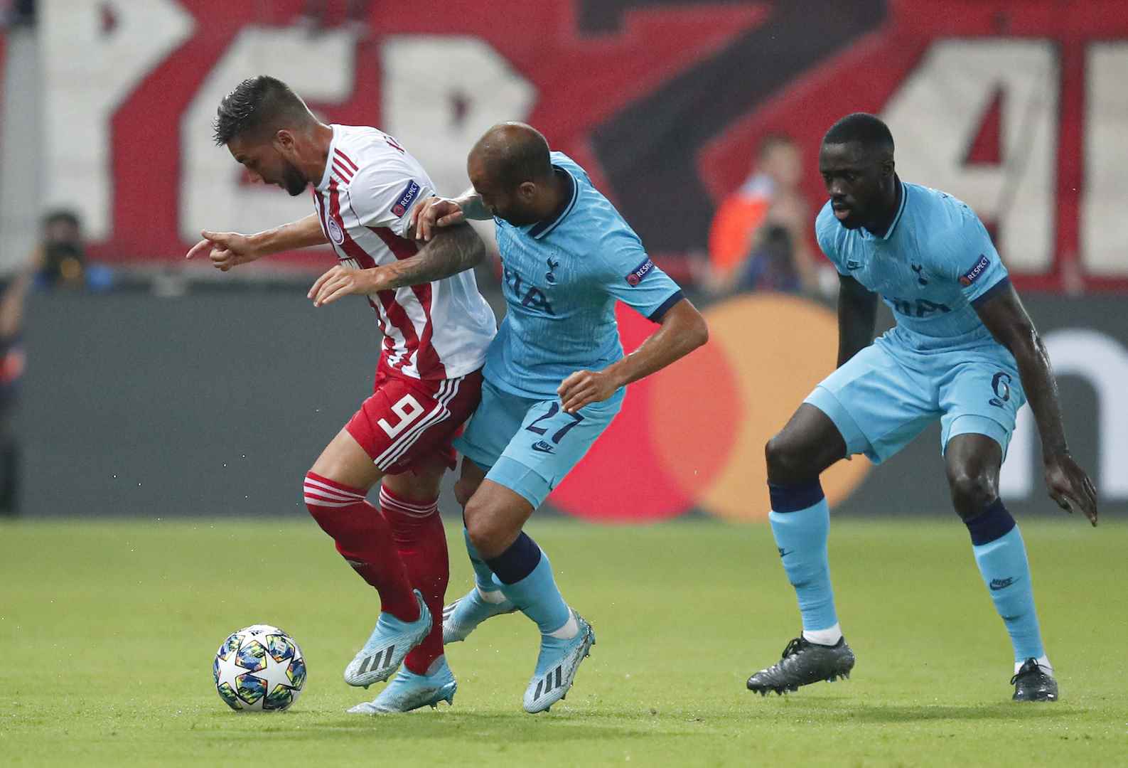 Tottenham deja ir ventaja y empata con Olympiacos