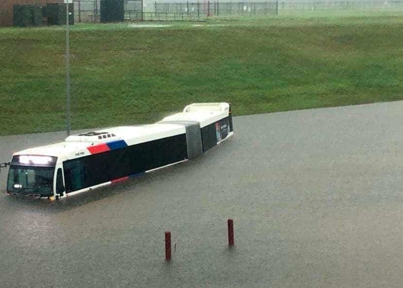 Tormenta tropical Imelda deja las costas de Texas bajo el agua