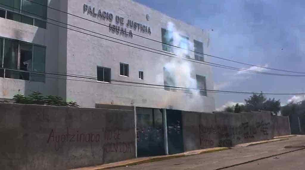 Normalistas vandalizan el Palacio Judicial en Iguala