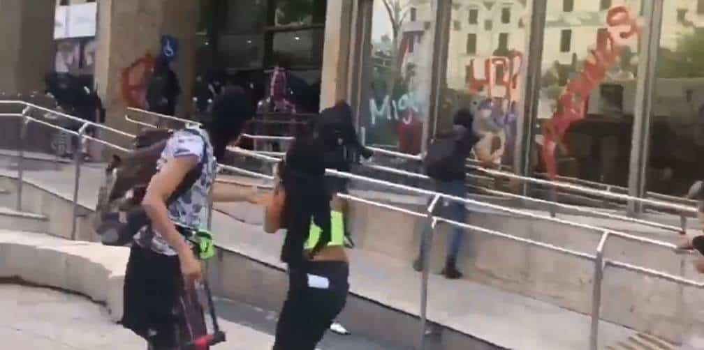 Encapuchados dañan edificios y negocios durante marcha por Ayotzinapa en CDMX