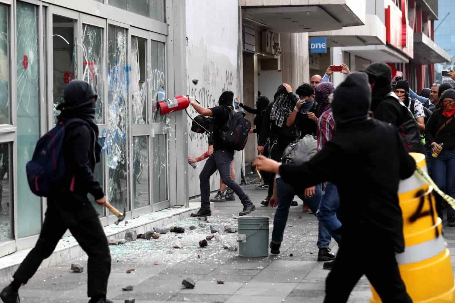 No son anarquistas, sino provocadores y conservadores: AMLO sobre agresores en marcha por Ayotzinapa