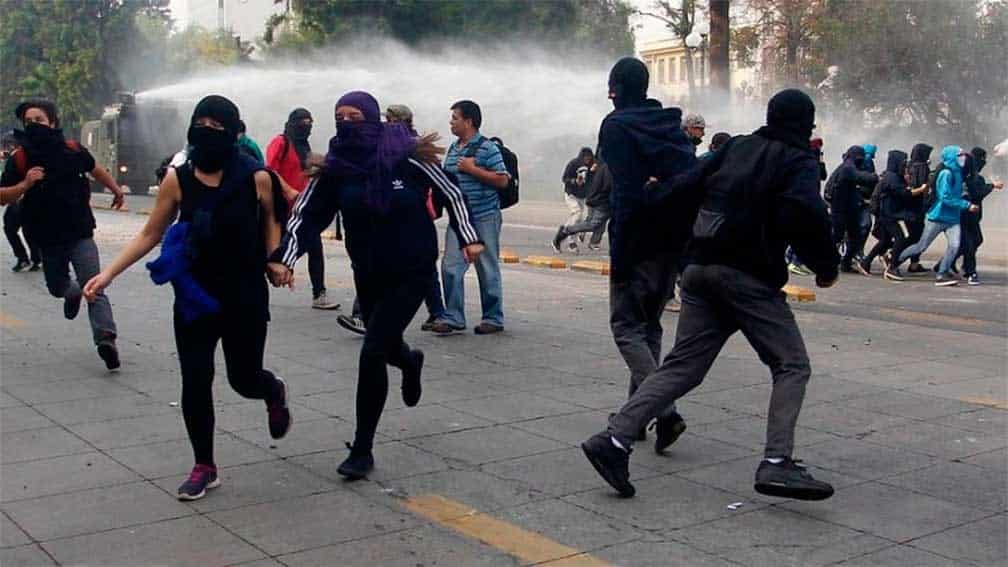 AMLO 'amenaza' a encapuchados con acusarlos con sus mamás