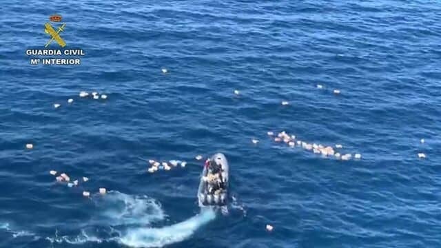 Narcotraficantes ‘rescatan’ a policías caídos al mar tras persecución de película