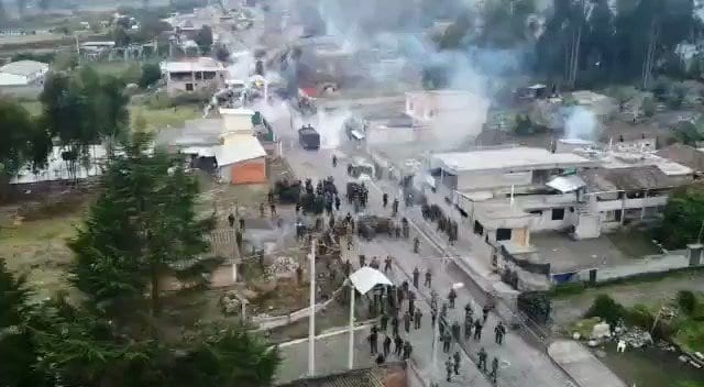 Continúan protestas en Ecuador, militares convierten poblado en zona de guerra