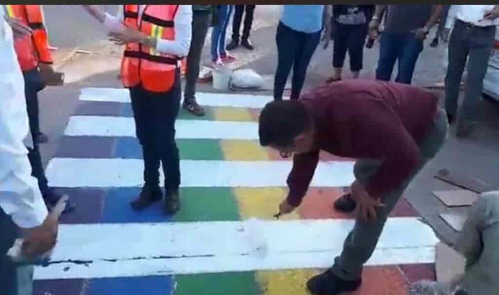 Activistas pintan franjas blancas sobre arcoíris LGBTTTI