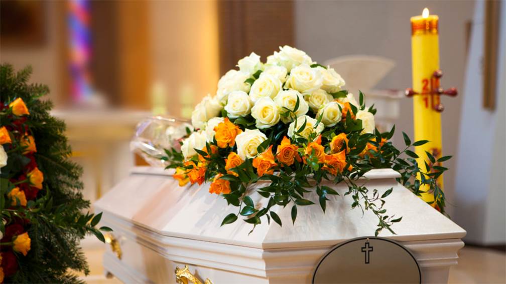 Hombre ‘muere’ y lo sepultan pero regresa a su casa después del funeral