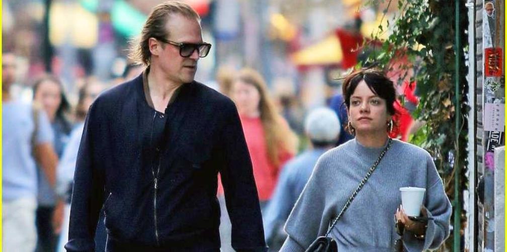 David Harbour derrama miel con Lily Allen