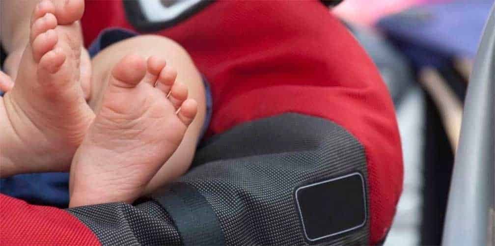 Padres olvidan a su hija de 1 año en un vehículo caliente y muere