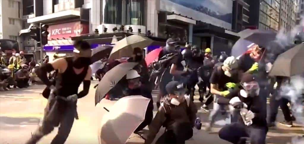 Cientos de hongkoneses desafían prohibición de la policía sobre marcha