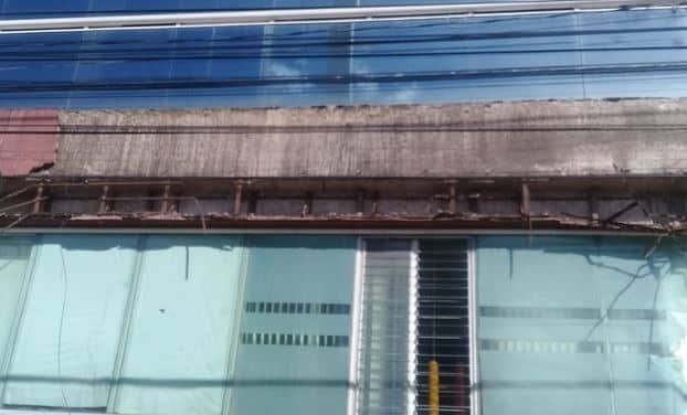 Derrumbe de marquesina deja tres adultos mayores lesionados