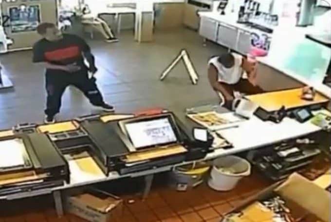 Empleado de McDonald's lanza licuadora a la cara de una clienta