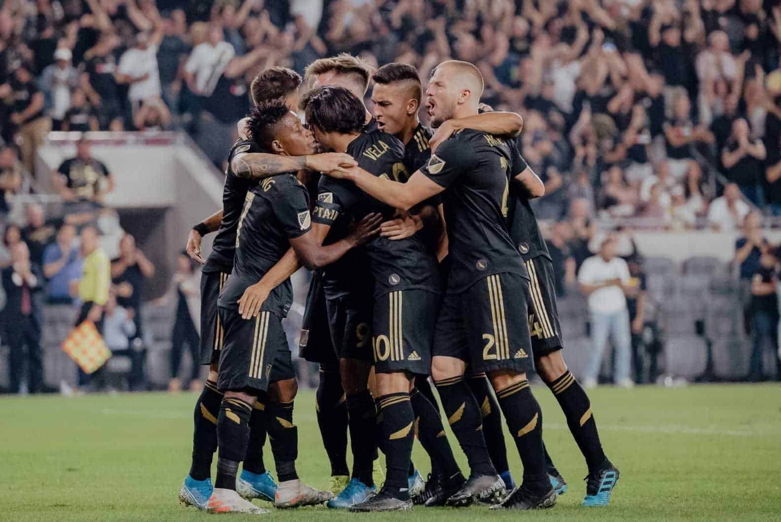 Vela lidera a LAFC ante Galaxy; avanzan a final del Oeste