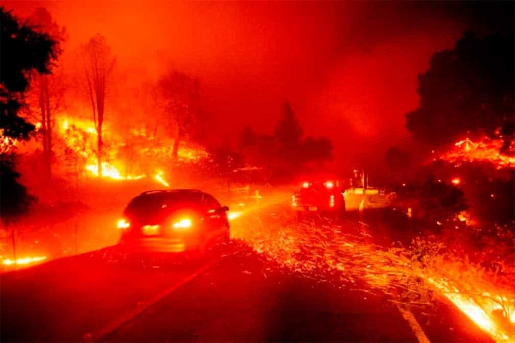 10,000 residentes huyen de zona exclusiva de Los Ángeles por amenaza de incendio