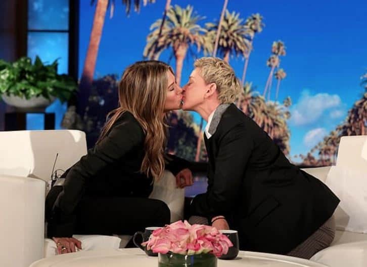 Ellen DeGeneres planta tremendo beso en la boca a Jennifer Aniston
