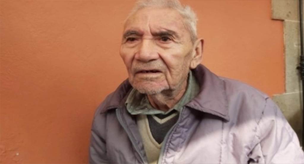 Familia abandona a anciano de 80 años en iglesia