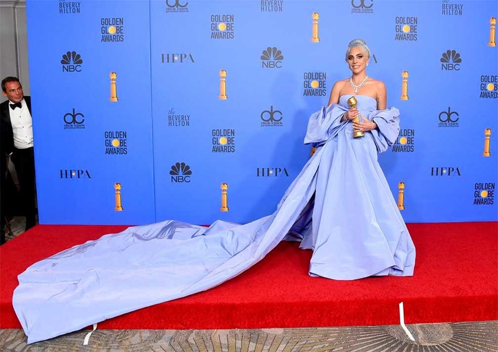 Subastarán vestido que Lady Gaga dejó olvidado en hotel tras los Globos de Oro