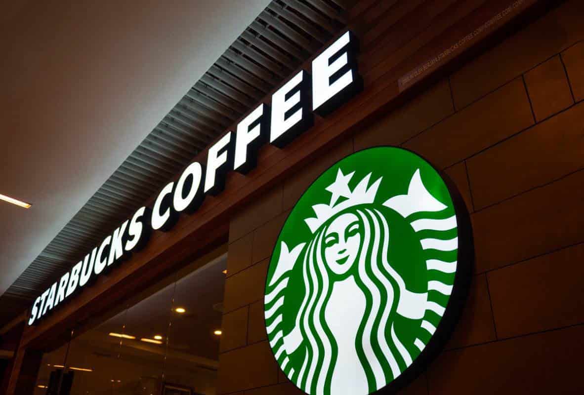 Programas de lealtad y nuevas formas de entrega impulsan a Starbucks