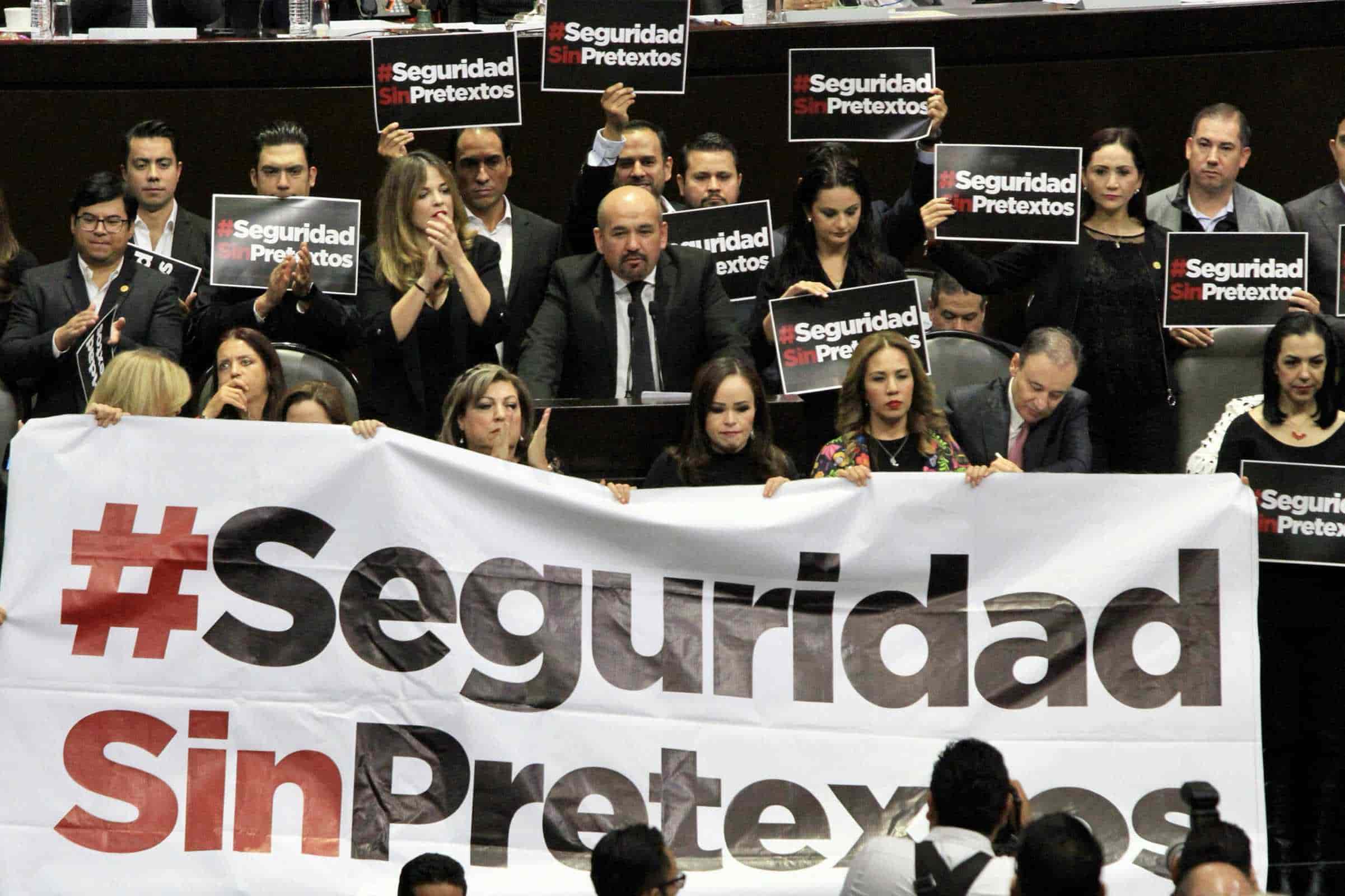 Siempre habrá momento para capturar a delincuentes, afirma Durazo; diputados le reclaman