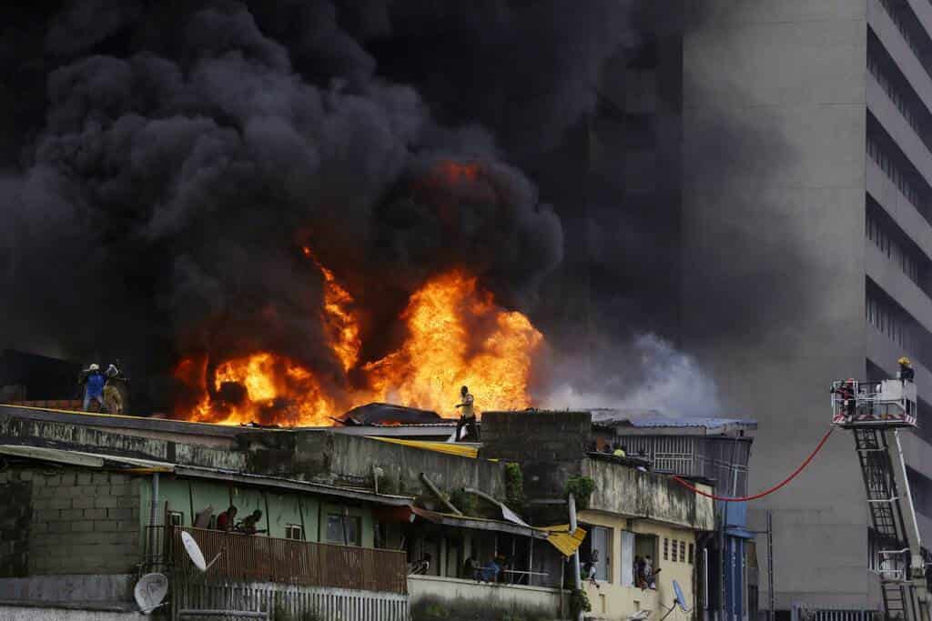 Voráz incendio en edificio comercial de Nigeria
